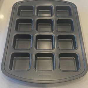 The Pampered Chef Gray Non-Stick brownie Baking Pan